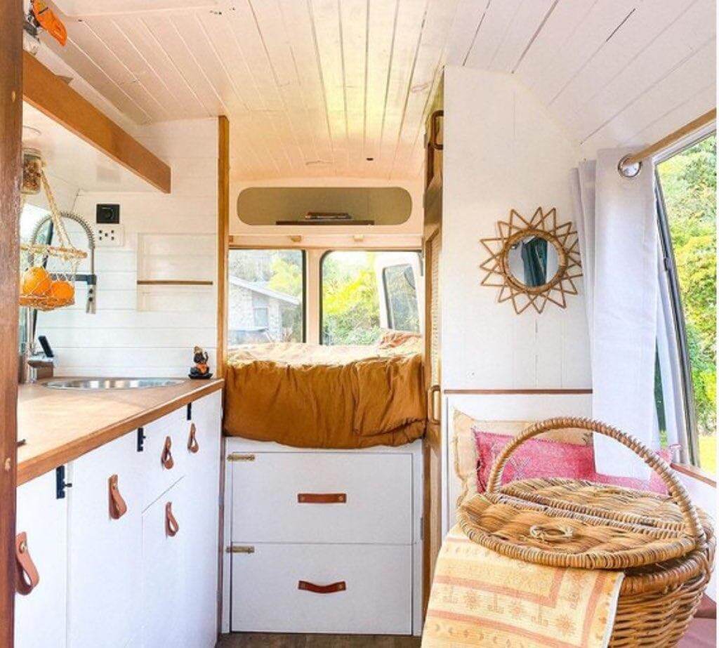 15 Best Vans For Living In FullTime 2022 Guide!]